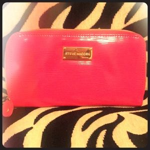 STEVE MADDEN women’s wallet. Hot pink with gold❤️